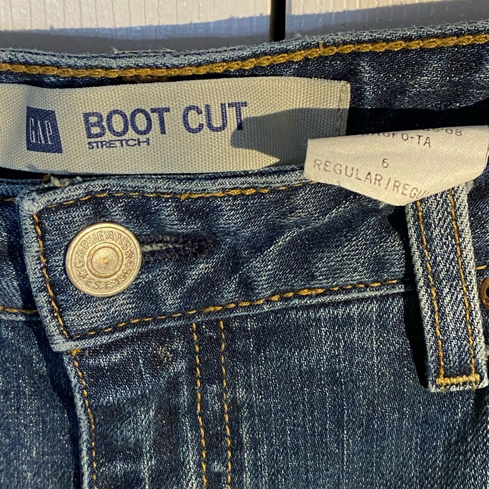 Gap jeans. Size 6, 28 inch waist.
